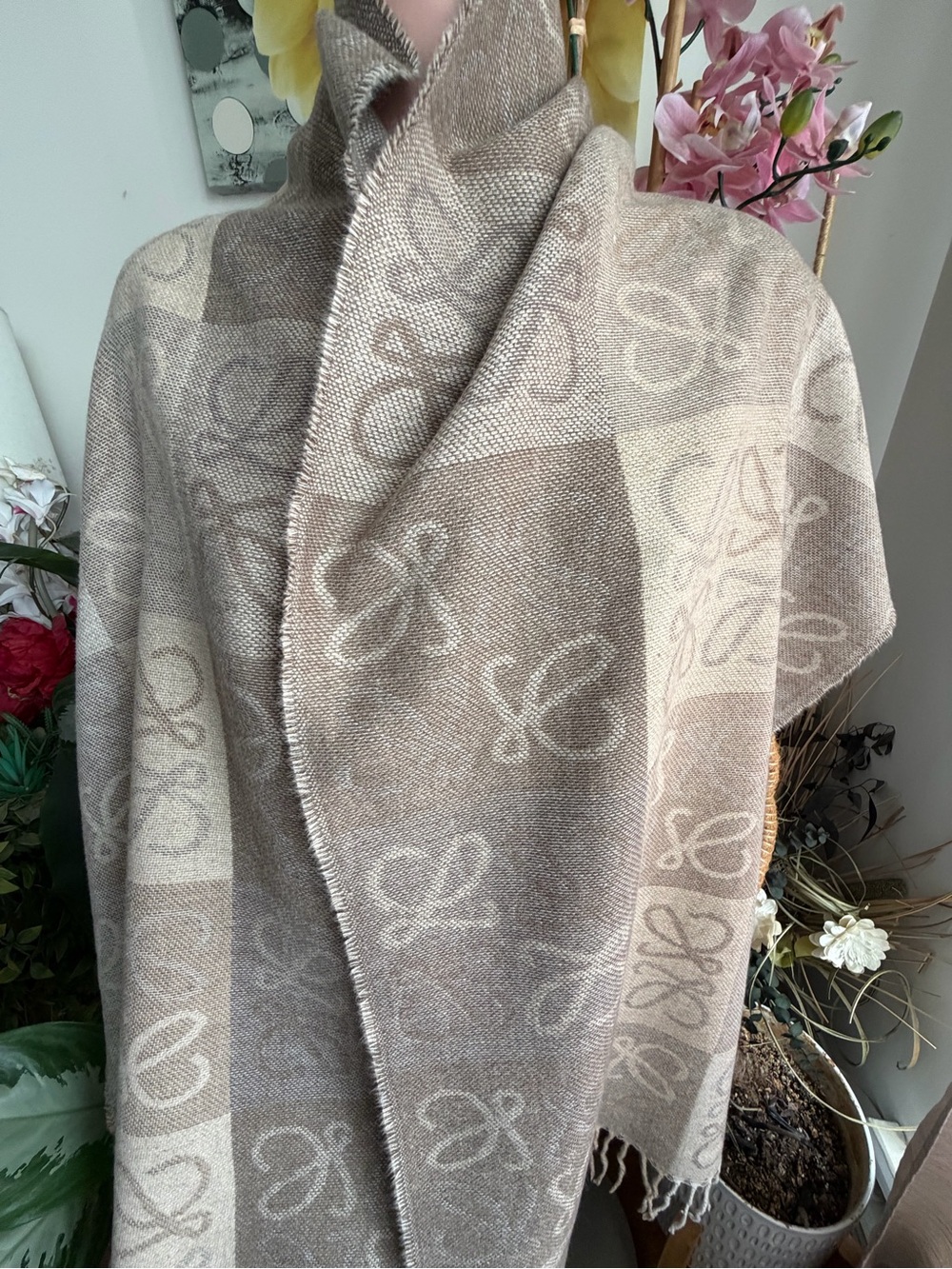 Loewe Beige Two-Tone Logo Cashmere Throw/Shawl Scarf. - Picture 4 of 16